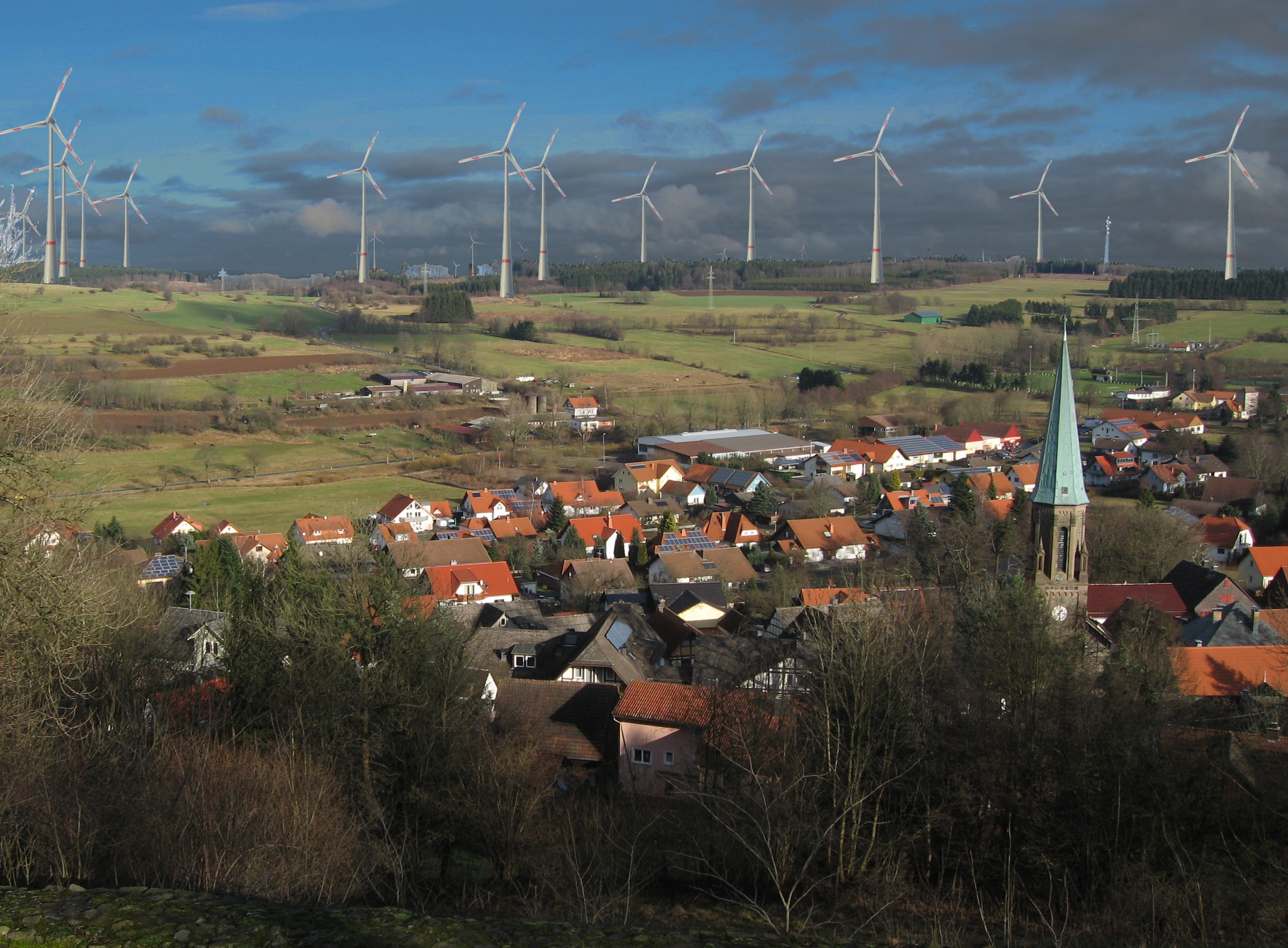 Fotomontage für einen möglichen Windpark am Ulrichsteiner Kopf vom Schlossberg aus gesehen. OVAG, Hessenenergie, Gerd Morber, Windbaron Bohn und Edwin Schneider ist zuzutrauen, dass sie dort weitere dreiarmige Banditen aufstellen werden.