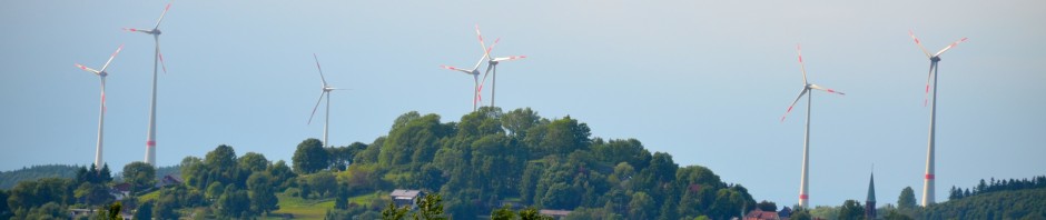 Ulrichstein: wahrzeichen Schlossberg verschandelt durch Dreiarmige Banditen: Windkraftanlagen dominieren die Landschaft