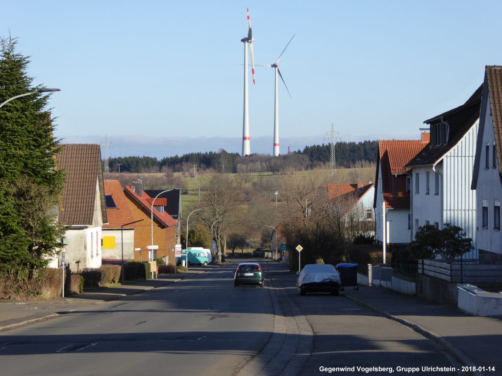 Die Bevölkerung kotzt vor lauter Windkraft - immer mehr dreiarmige Banditen werden in Ulrichstein errichtet. Die Gier kennt keine Grenzen mehr. Hier der neue Windpark am Kopf bei Ulrichstein